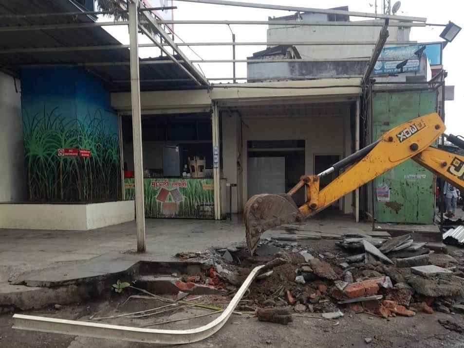 निळ्या पूररेषीतील २७ अनधिकृत व्यावसायिक बांधकामावर महापालिकेची कारवाई..