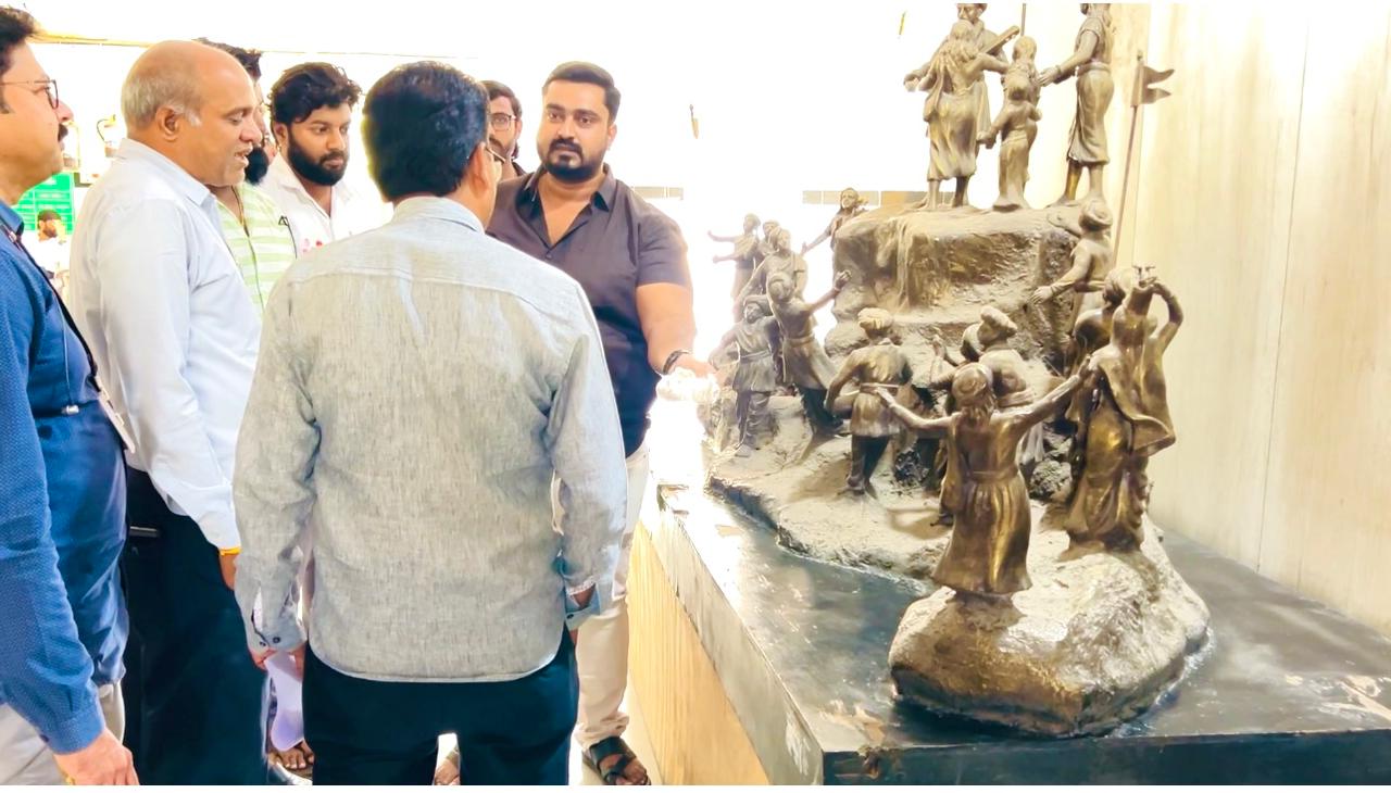 संत तुकाराम महाराजांचे शिल्प धुळखात पडून..