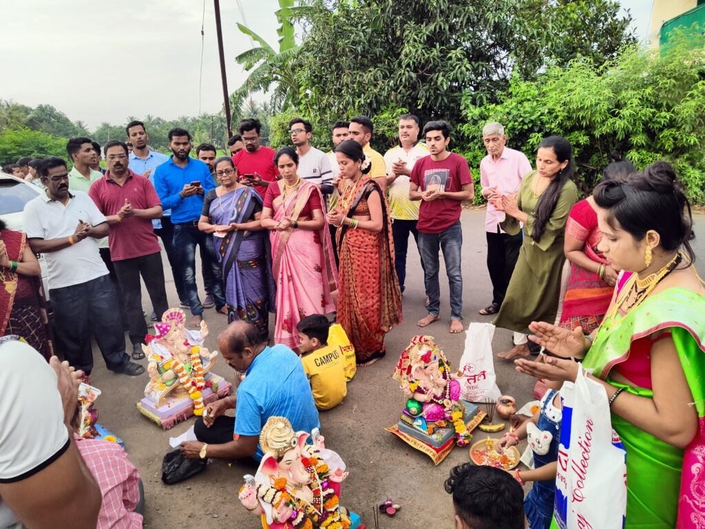 'गणपती बाप्पा मोरया' च्या गजरात दीड दिवसांच्या गणपतीला निरोप...!