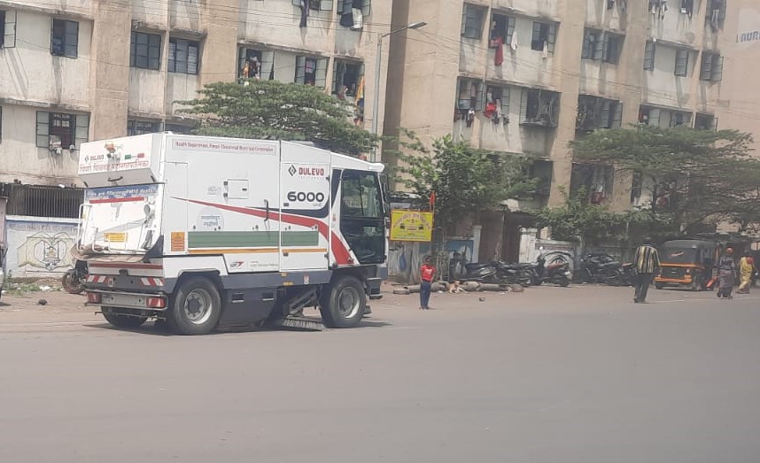 रस्ता साफ न करताच रस्ते सफाई वाहन पळवल्याचा प्रकार..