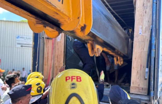 काचा फुटल्याने झालेल्या अपघातात दुर्देवाने चार कामगारांचा मृत्यू...