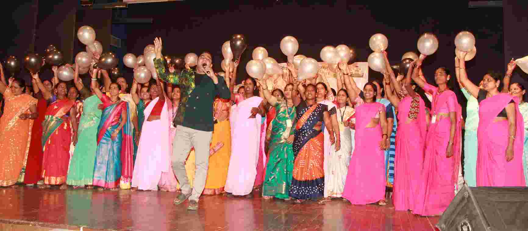 स्वच्छतादुत महिलांनी पटकावली ‘स्वच्छतेची पैठणी’...