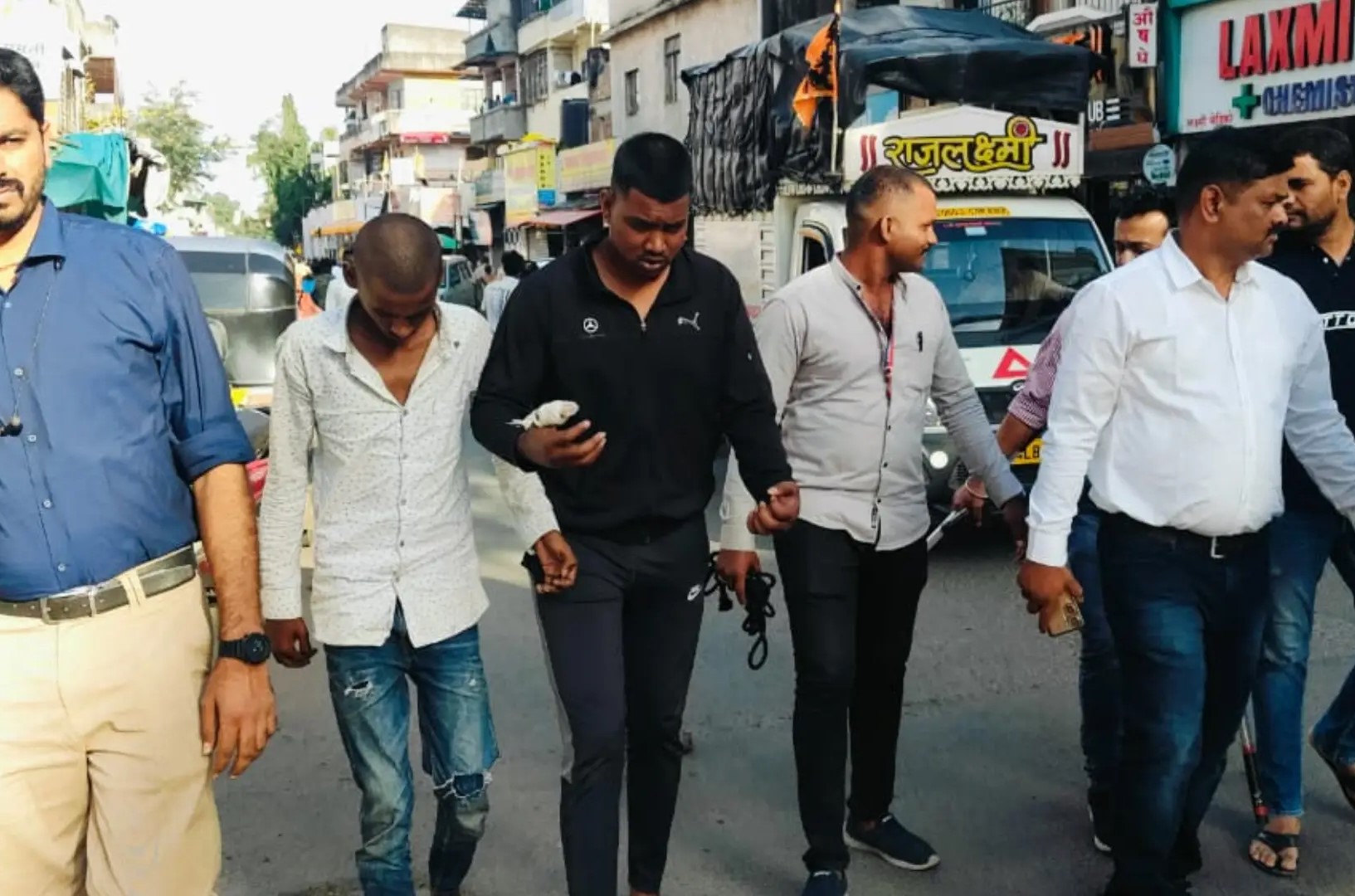 पिंपळे गुरवमध्ये गाड्या फोडणाऱ्या दोघांची दिवसाढवळ्या धिंड...