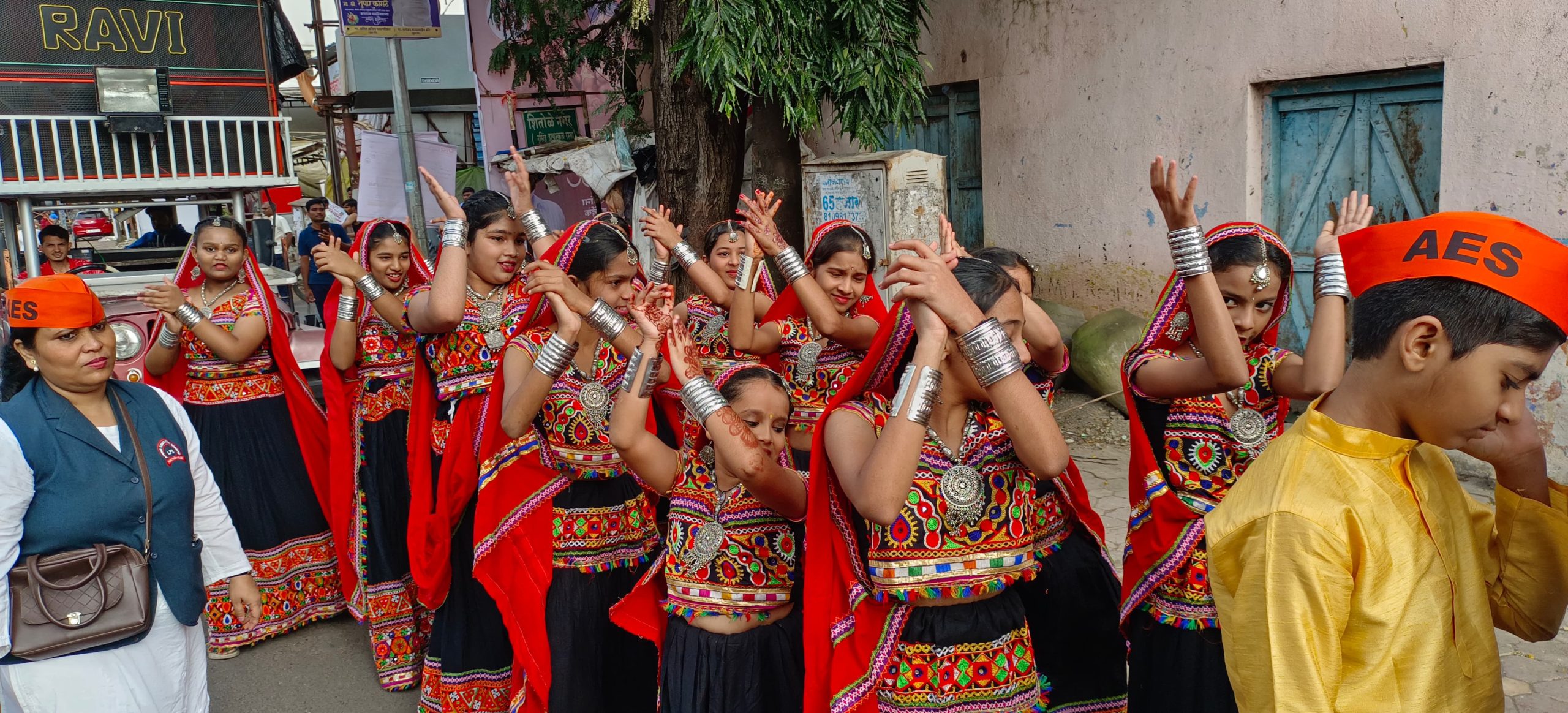 अरविंद एज्युकेशन सोसायटीच्या गणरायाला जड अंत:करणाने निरोप...