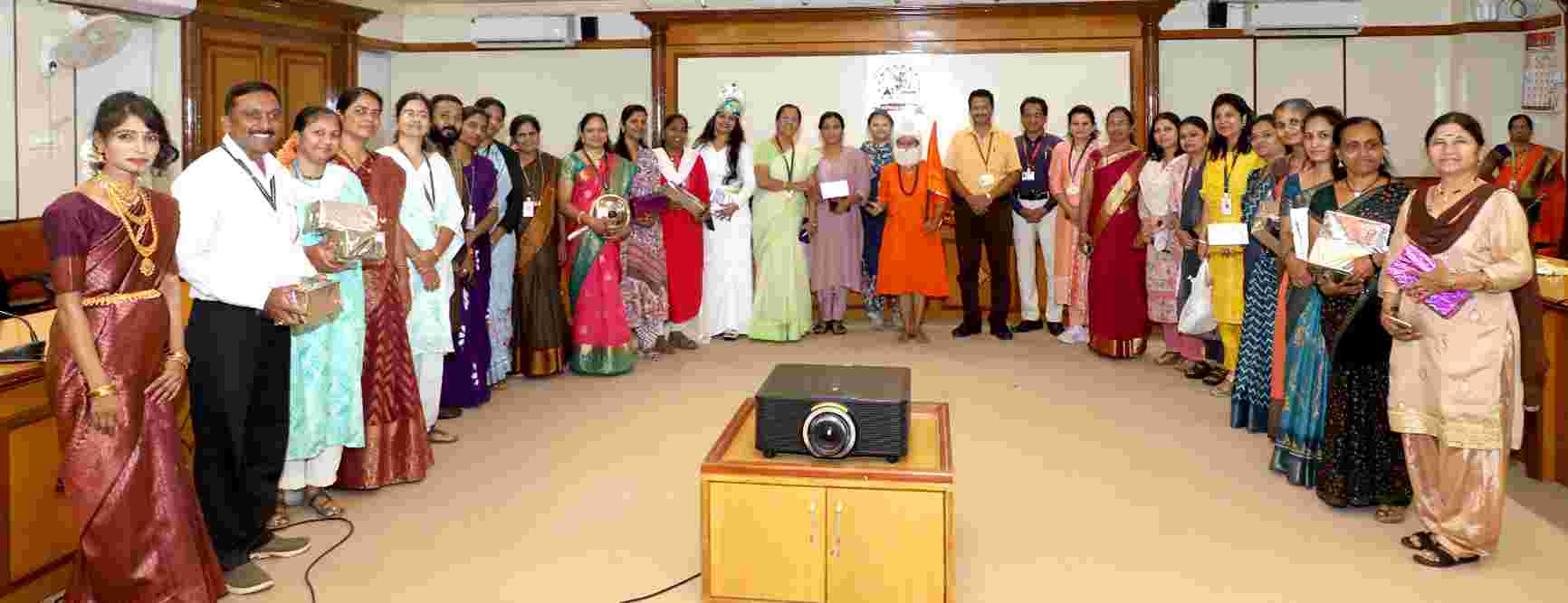 पाककला, फॅन्सी ड्रेस आणि रांगोळी स्पर्धेतील विजेत्यांना बक्षिसांचे वाटप..