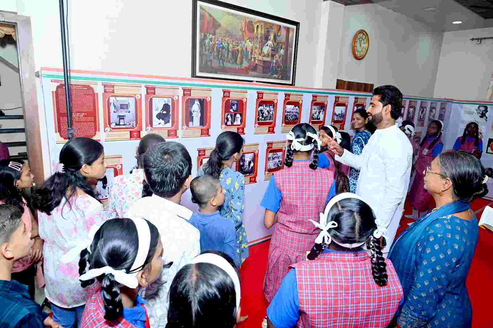 राष्ट्रपिता महात्मा गांधी यांच्या दुर्मिळ छायाचित्रांच्या प्रदर्शनास विद्यार्थ्यांचा उत्स्फूर्त प्रतिसाद...