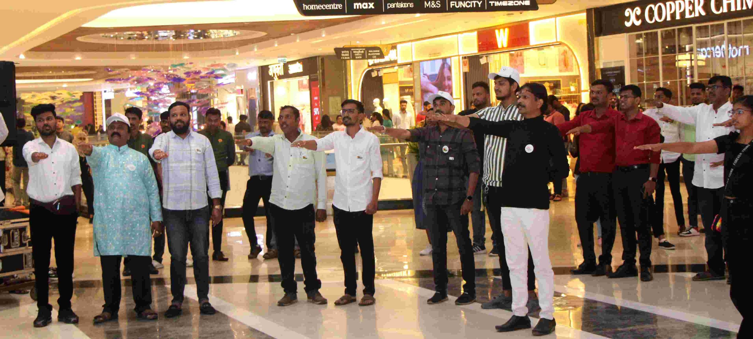 शहरातील मॉल्स मध्ये घुमला मतदारांचा आवाज..