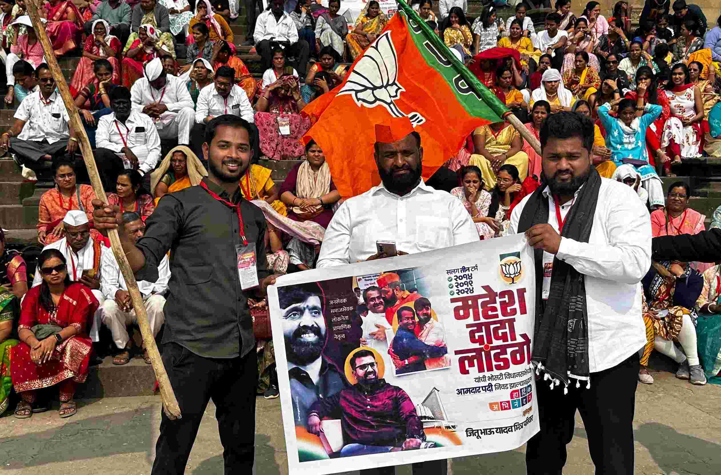 भोसरीच्या विजयाचा जल्लोष मध्यप्रदेशच्या महेश्वरमध्ये साजरा...