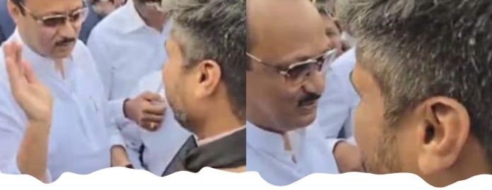 आणि चक्क.. विरोधक रोहित पवार हे अजित पवारांच्या पाया पडले..