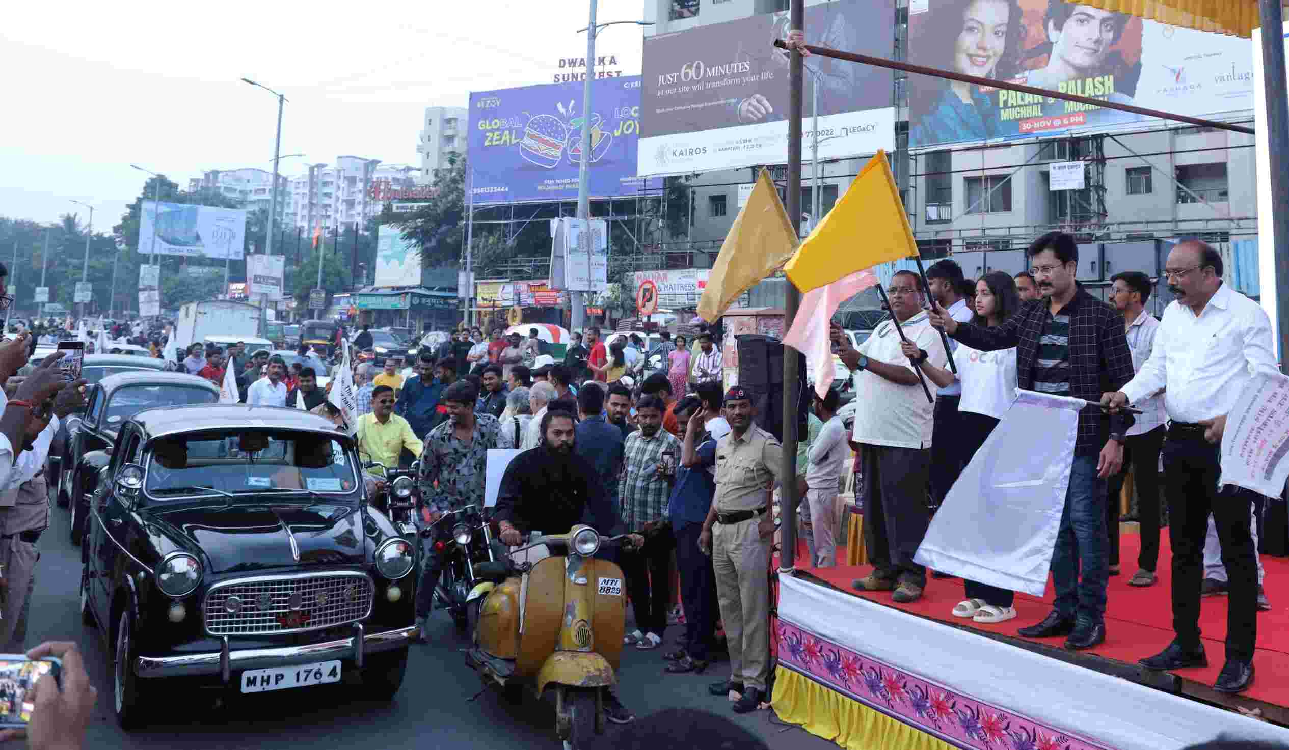 विंटेज कार व बाईक प्रदर्शनाद्वारे मतदार जनजागृतीचा पहिलाच प्रयोग...