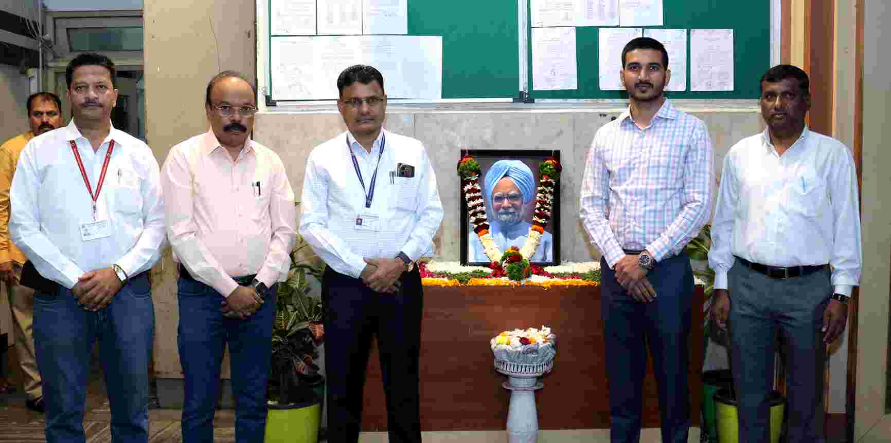 डॉ. मनमोहन सिंग यांना महापालिकेत अभिवादन...!