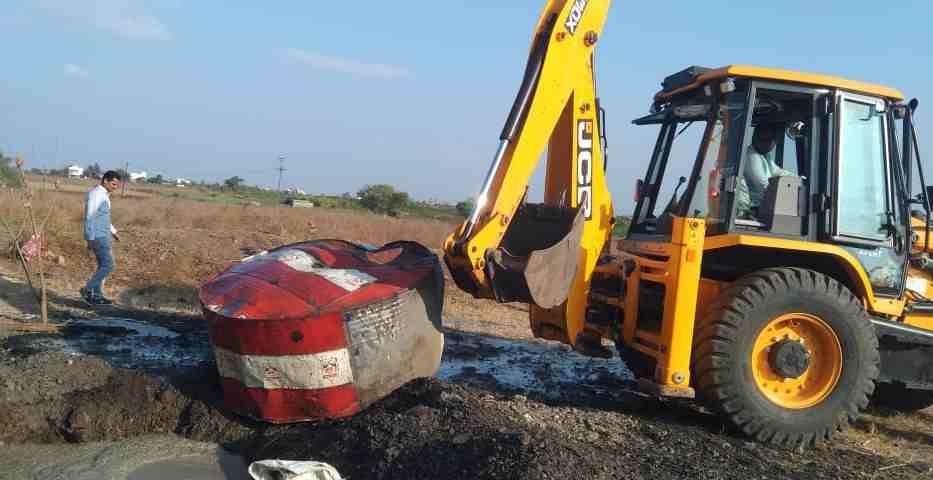 दारू बनवण्यासाठी जमिनीत पुरून ठेवलेले रसायन नष्ट...