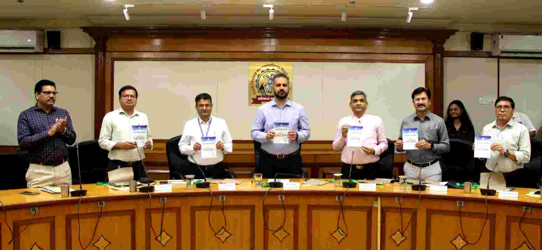 'क्लायमेट बजेट' मार्गदर्शक पुस्तिकेचे आयुक्त शेखर सिंह यांच्या हस्ते प्रकाशन...