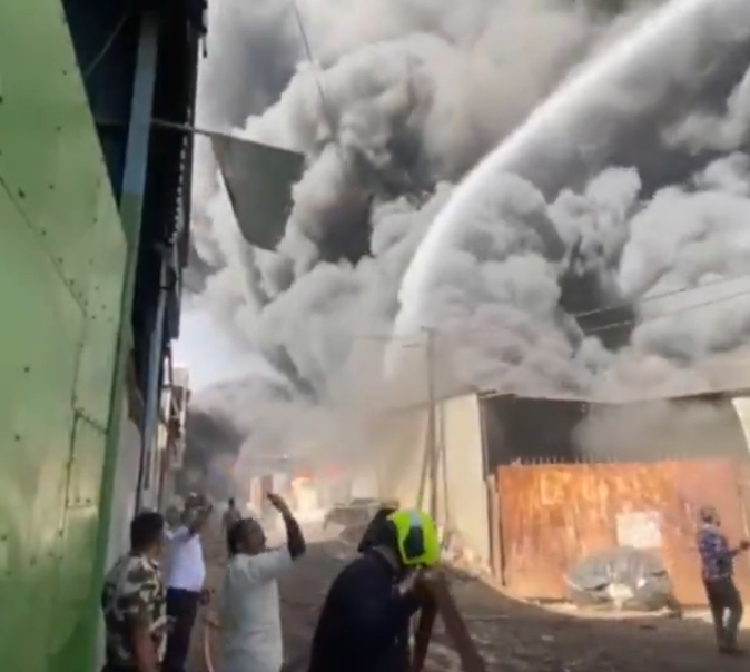 चिखली-कुदळवाडीतील आगीत १५ ते २० दुकाने खाक..