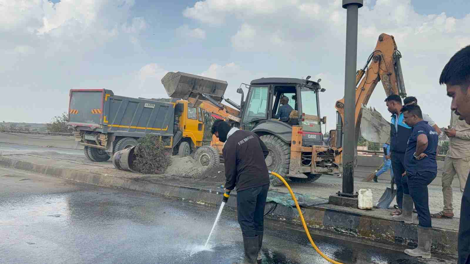 निगडीतील भक्त्ती-शक्ती उड्डाणपुलावर डंपर उलटला..