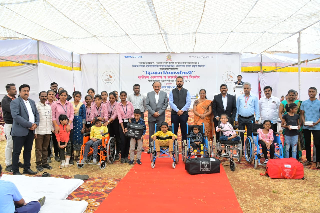 दिव्यांग विद्यार्थ्यांना आयुक्त शेखर सिंह यांच्या हस्ते साहित्य साधने वाटप...