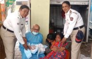 वाहतूक शाखेतील महिला पोलीसांनी गरोदर महिलेला दिला 'एक हात मदतीचा'..