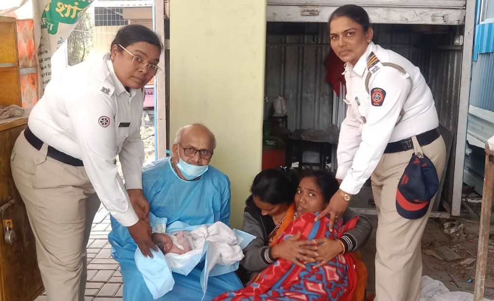 वाहतूक शाखेतील महिला पोलीसांनी गरोदर महिलेला दिला 'एक हात मदतीचा'..