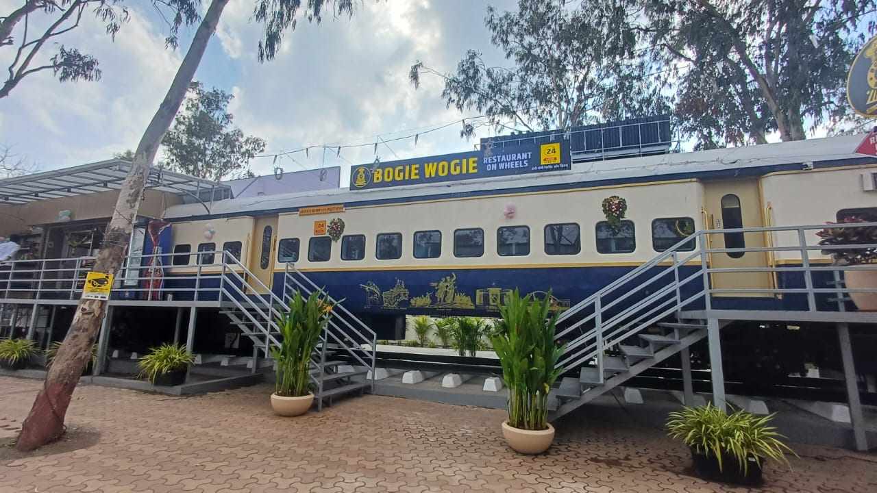 रेल्वेच्या ‘रेस्टॉरंट ऑन व्हील्स’ या संकल्पनेंतर्गत आकुर्डी रेल्वे स्टेशन येथे 'बोगी - वोगी' रेस्टॉरंटचा शुभारंभ...