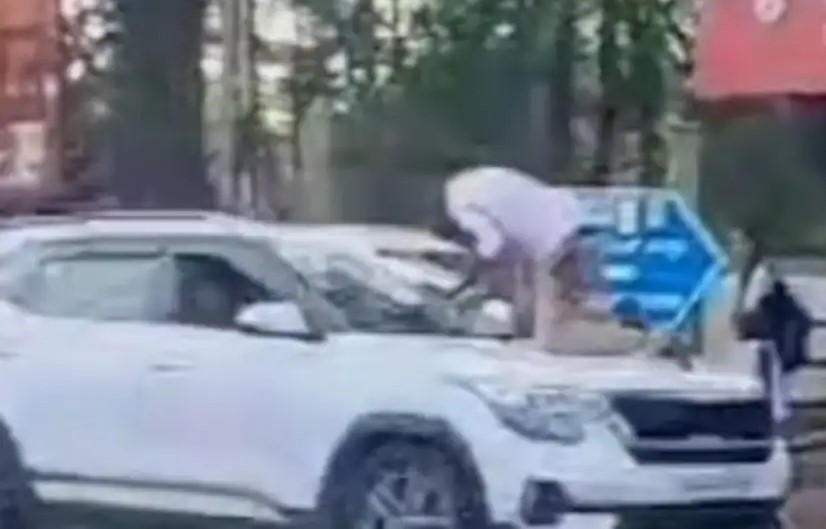 कार चालकाने चक्क तरुणाला धक्का देत बॉनेटवर चढवून कार पळविली..