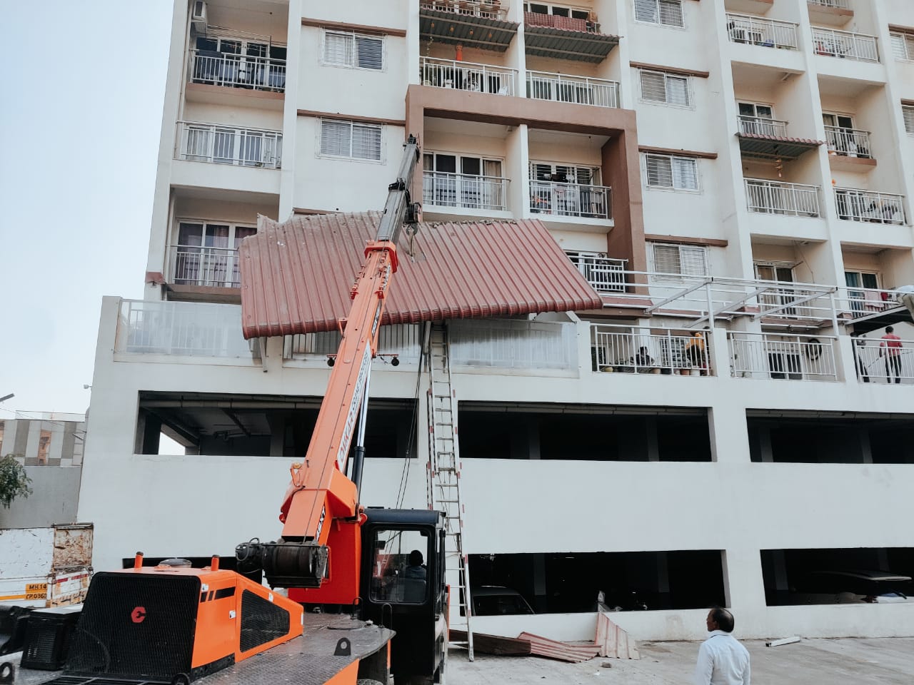 पीएमआरडीएकडून अनधिकृत बांधकामावर निष्कासनाची कारवाई...