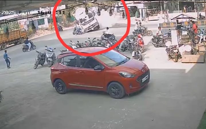 हिंजवडी-माण रस्त्यावर भरधाव डंपर तरुणींच्या दुचाकीवर उलटला...