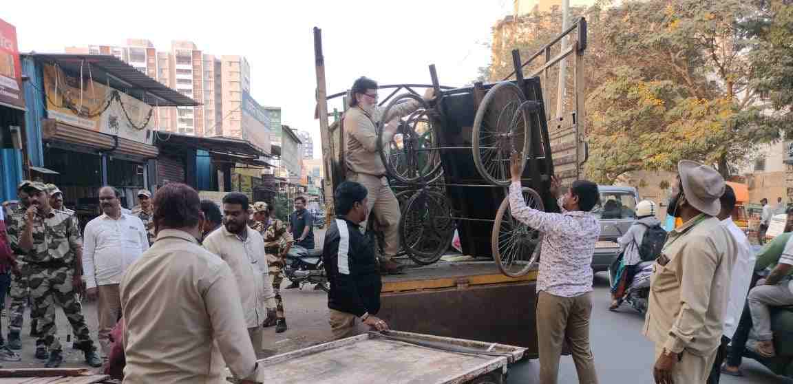 थेरगावात आठ ठिकाणी दंडात्मक कारवाई...