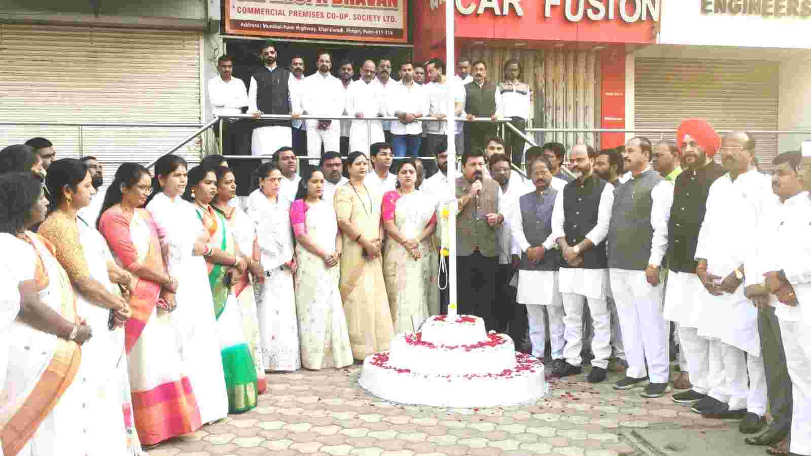 पर्यावरणाचा समतोल राखण्यासाठी सर्वांनी जबाबदारी घ्यावी - शहराध्यक्ष योगेश बहल..