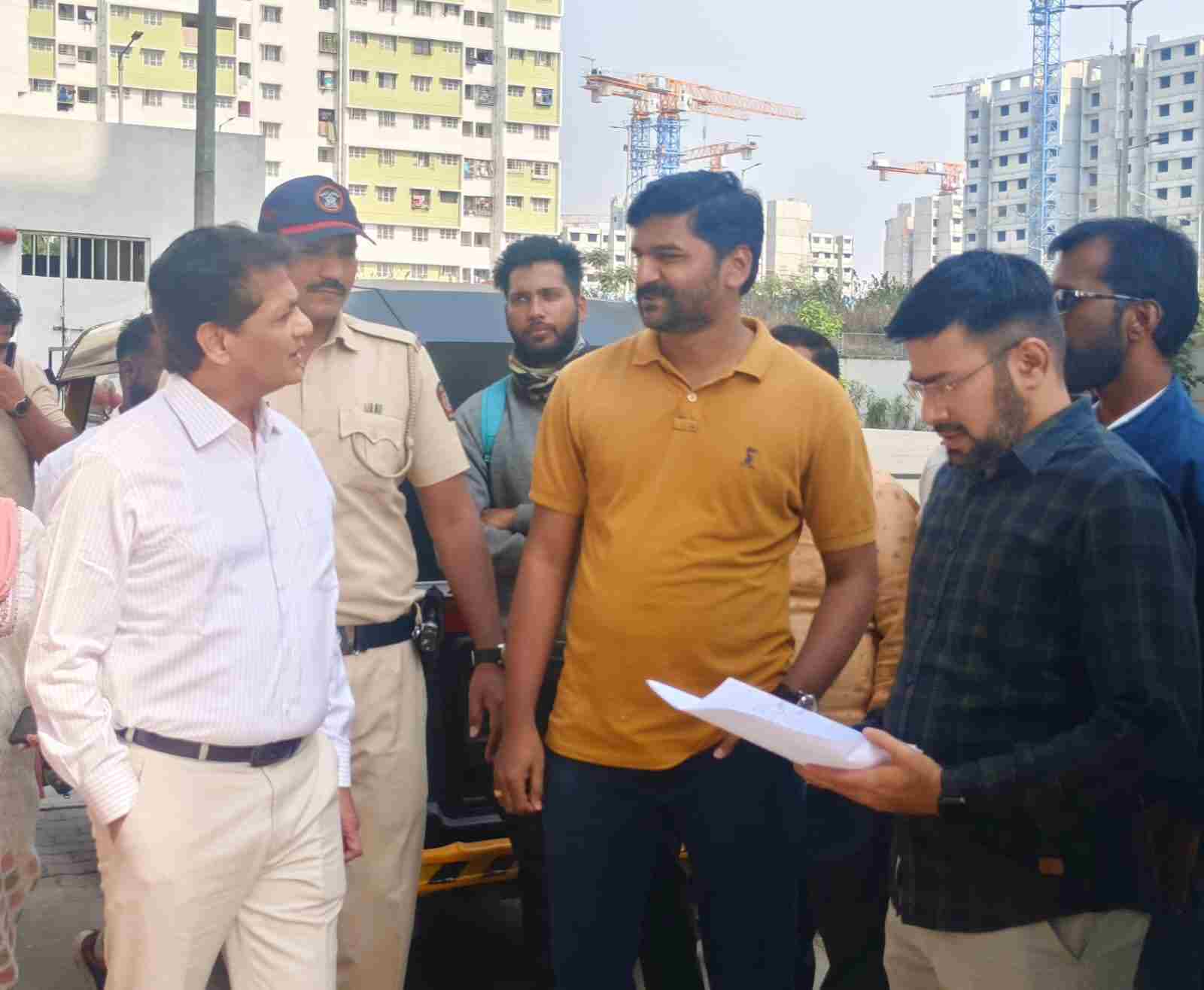 पीएमआरडीए आयुक्तांनी घेतल्या सदनिकाधारकांच्या भेटी...