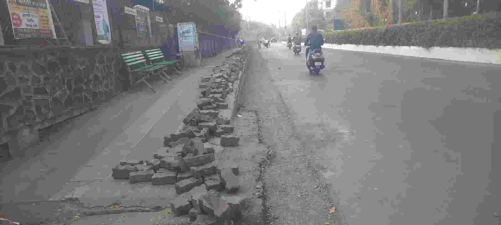प्राधिकरण आणि बिजलीनगरमध्ये सुस्थितीतील पदपथ उखडून नव्याने 'पेव्हर ब्लॉक' बसवण्याची घाई..