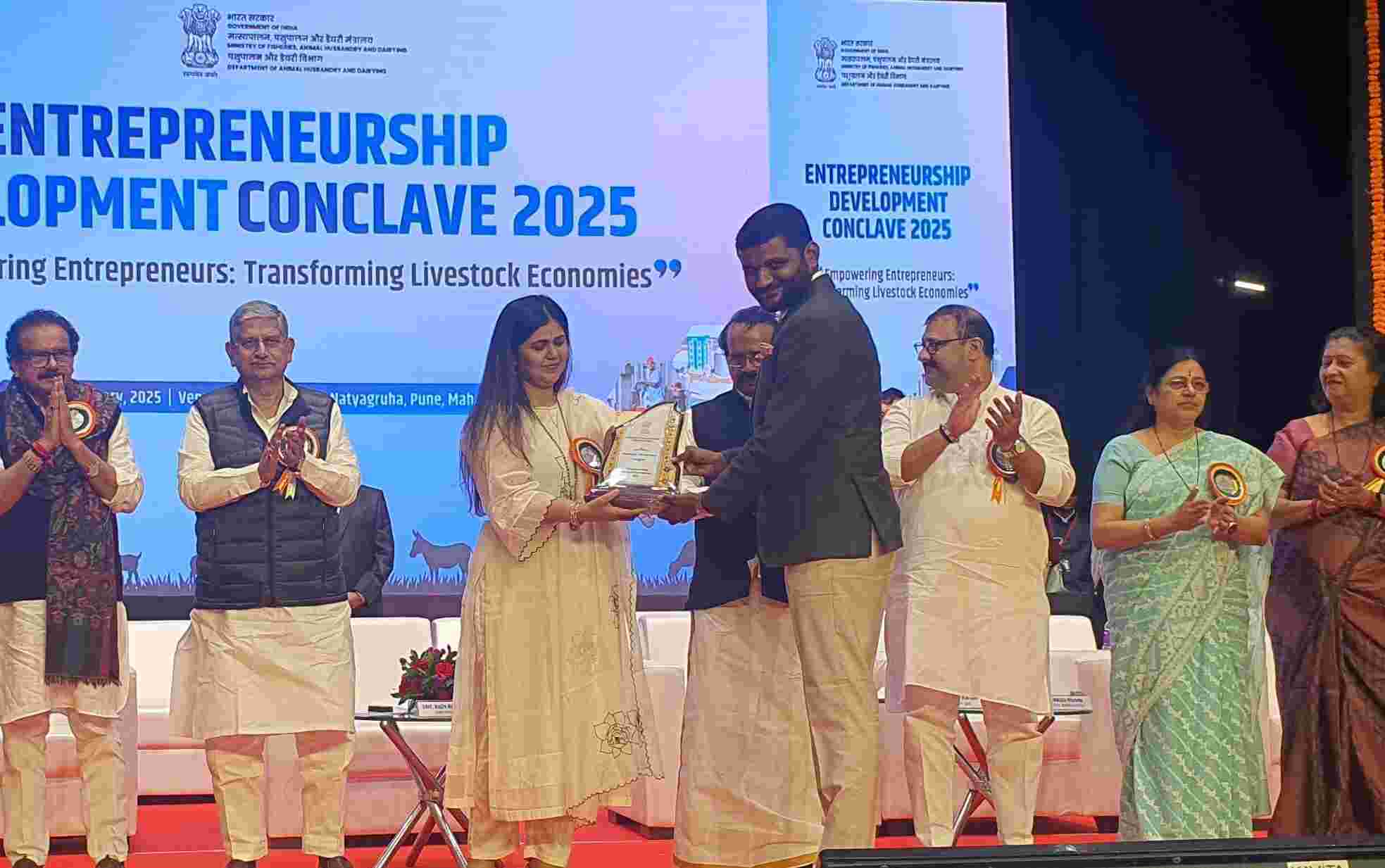सोलापूर जिल्ह्यातील 'मे. रामाई डेअरी फार्म' संस्थेचा केंद्र सरकारकडून सन्मान..