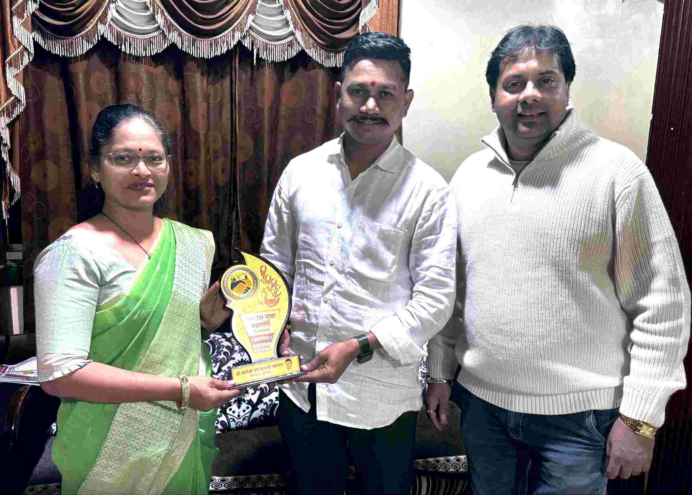 शहरातील सामाजिक कार्यकर्त्यांचा महासंघातर्फे सन्मान..