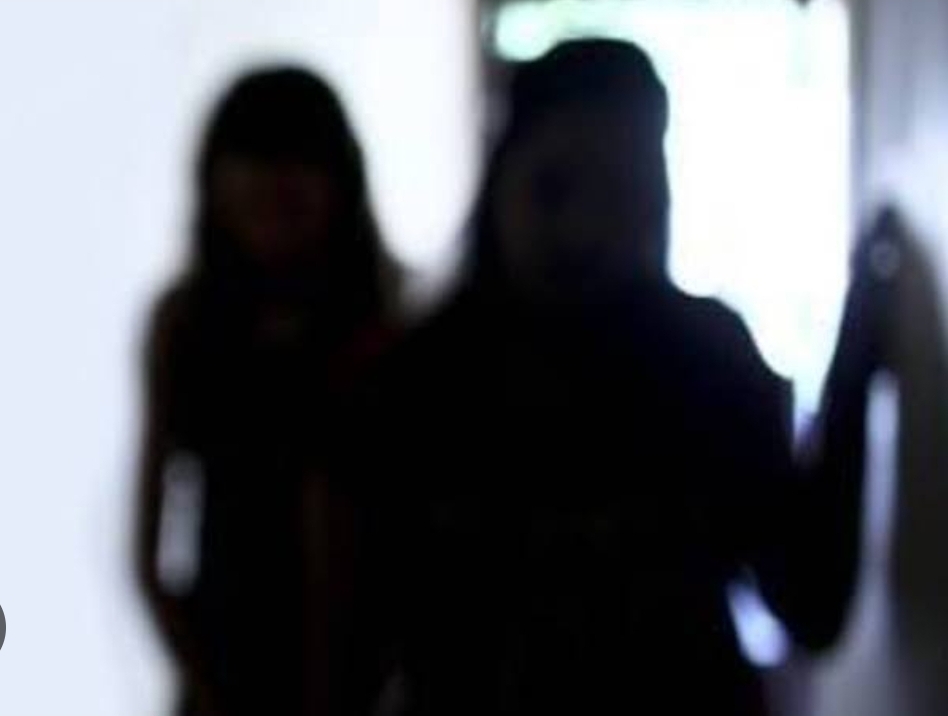 वेश्या व्यवसाय प्रकरणी एका लॉजवर छापा..