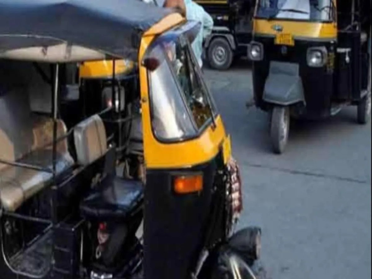 खासगी, सरकारी नोकरदार रिक्षा चालकांकडून आरटीओच्या नियमांची पायमल्ली..
