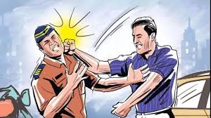 वाहतूक पोलिसाला भर रस्त्यात लाथाबुक्क्यांनी मारहाण...