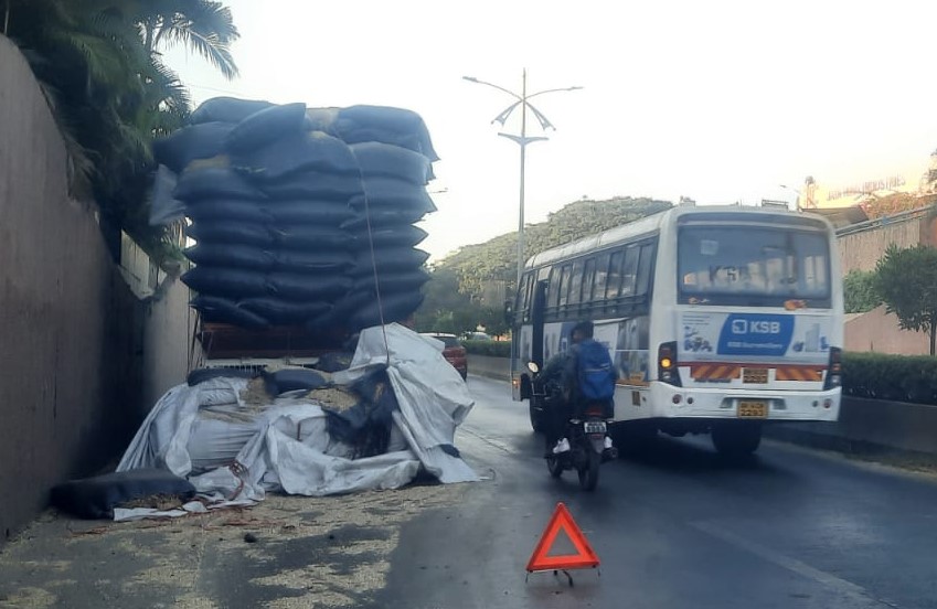 आकुर्डीतील ग्रेड सेपरेटरमध्ये भुसा घेऊन जाणाऱ्या ट्रकला वाहने धडकली...