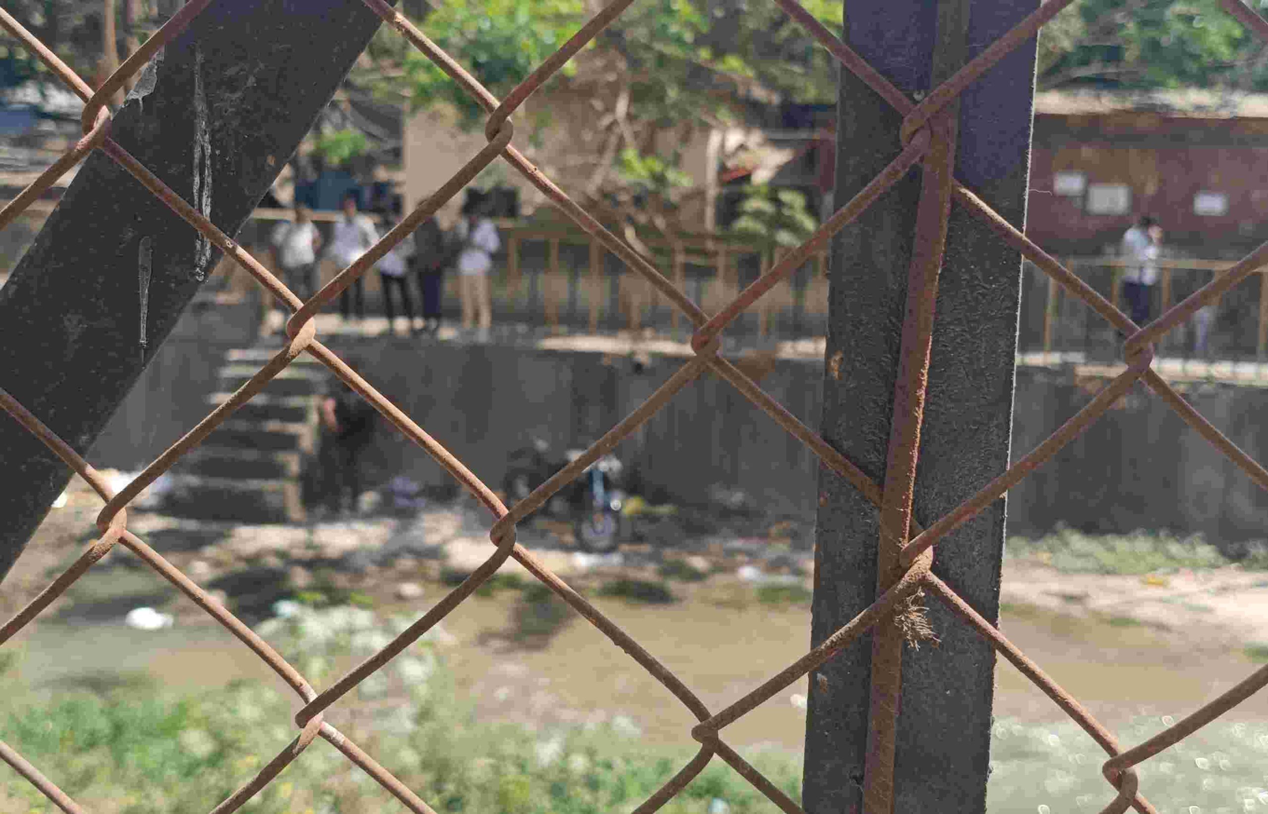 निगडीतील नाल्यात दुचाकीचालक दुचाकीसह कोसळला...