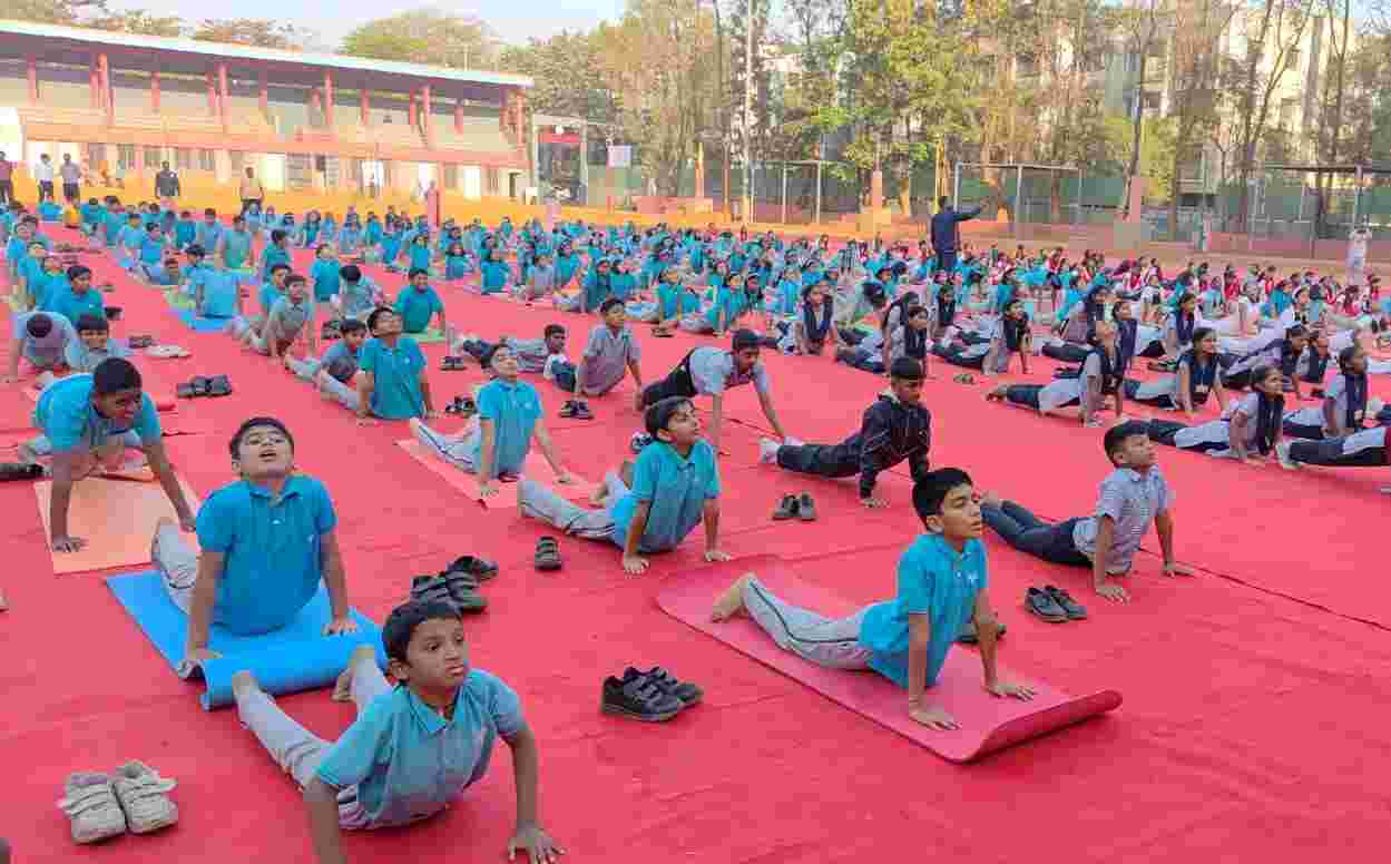 हजारो विद्यार्थ्यांनी घेतला जागतिक सूर्यनमस्कार महोत्सवात सहभाग...