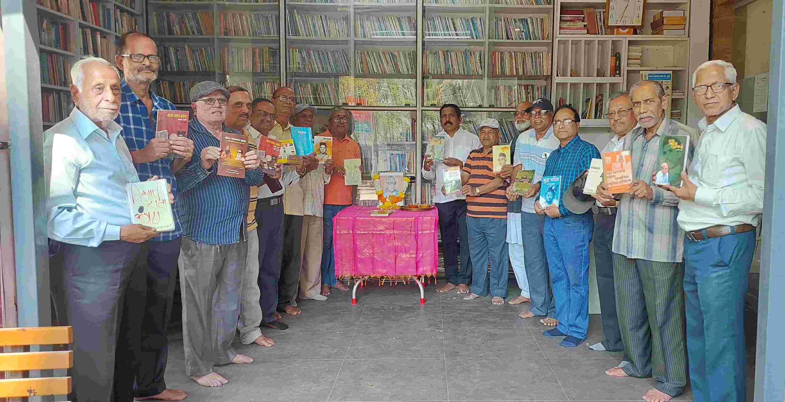 मराठी पुस्तकांचे वाटप करून उन्नती सोशल फाऊंडेशनकडून मराठी राजभाषा दिन साजरा... 