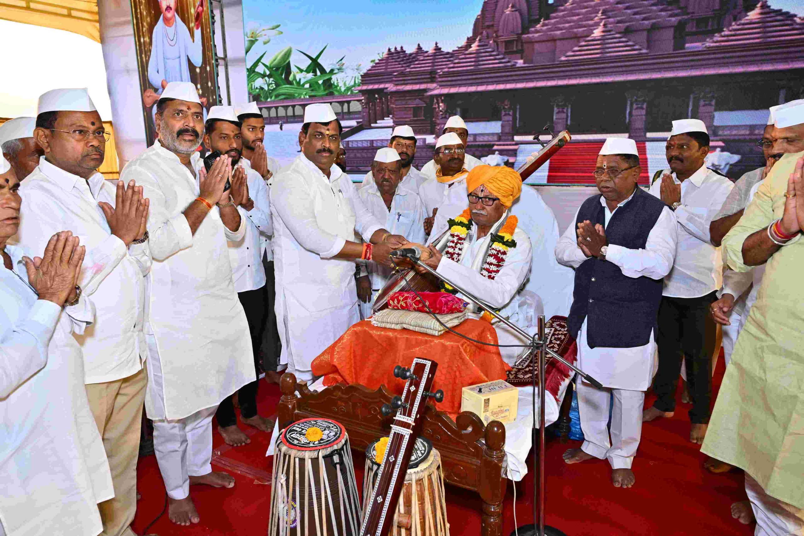 'तुकोबारायांची कर्जे बुडविणाऱ्यांना उतराई होण्याची नामी संधी'...