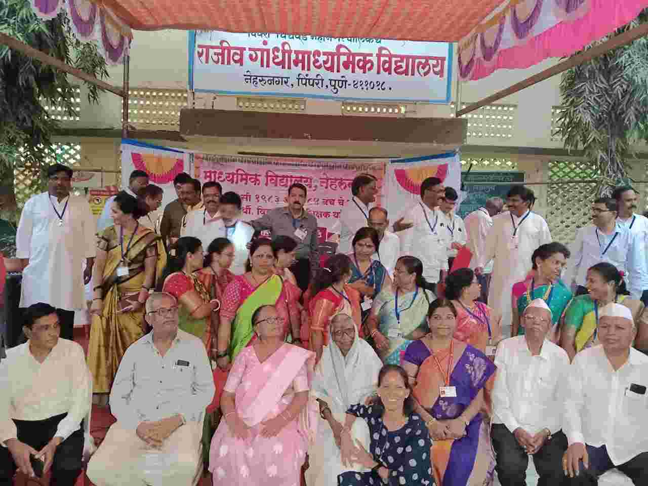 पालिकेच्या राजीव गांधी विद्यालयात तब्बल ४१ वर्षांनी भरला माजी विद्यार्थ्यांचा वर्ग…