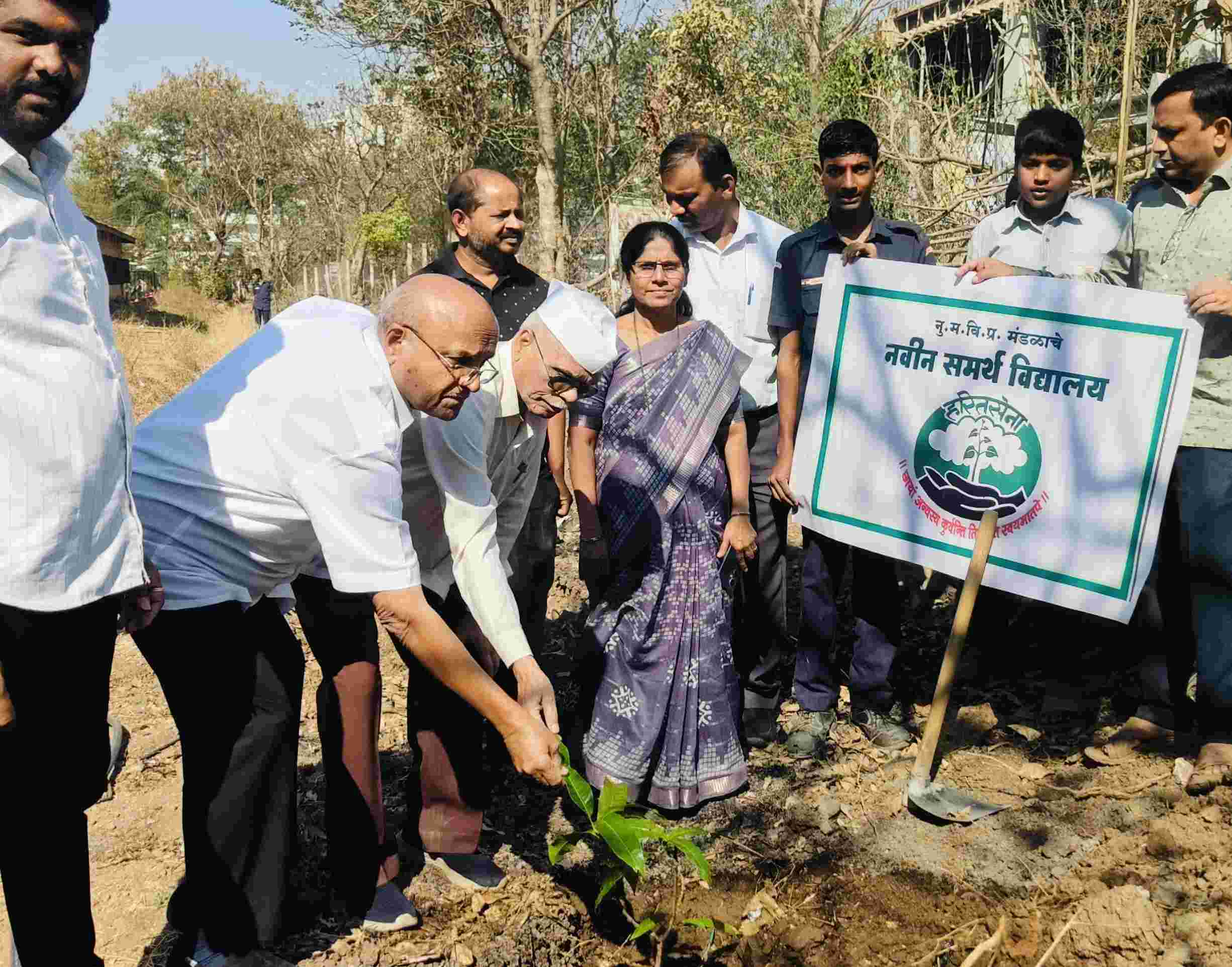 मराठवाडा जनविकास संघातर्फे नवीन समर्थ विद्यालयात वृक्षारोपण...