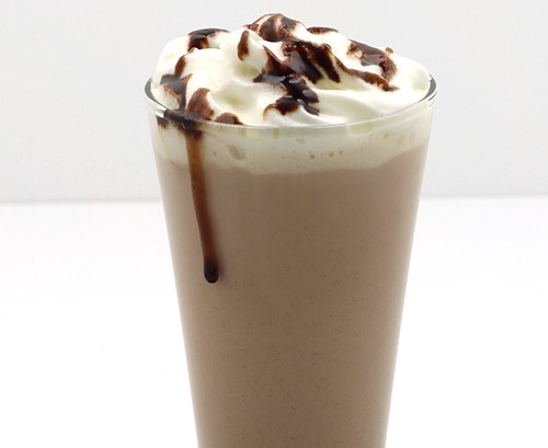 चाॅकलेट शेक तयार करताना मिक्सरमध्ये उंदिराचे पिल्लू पडले...