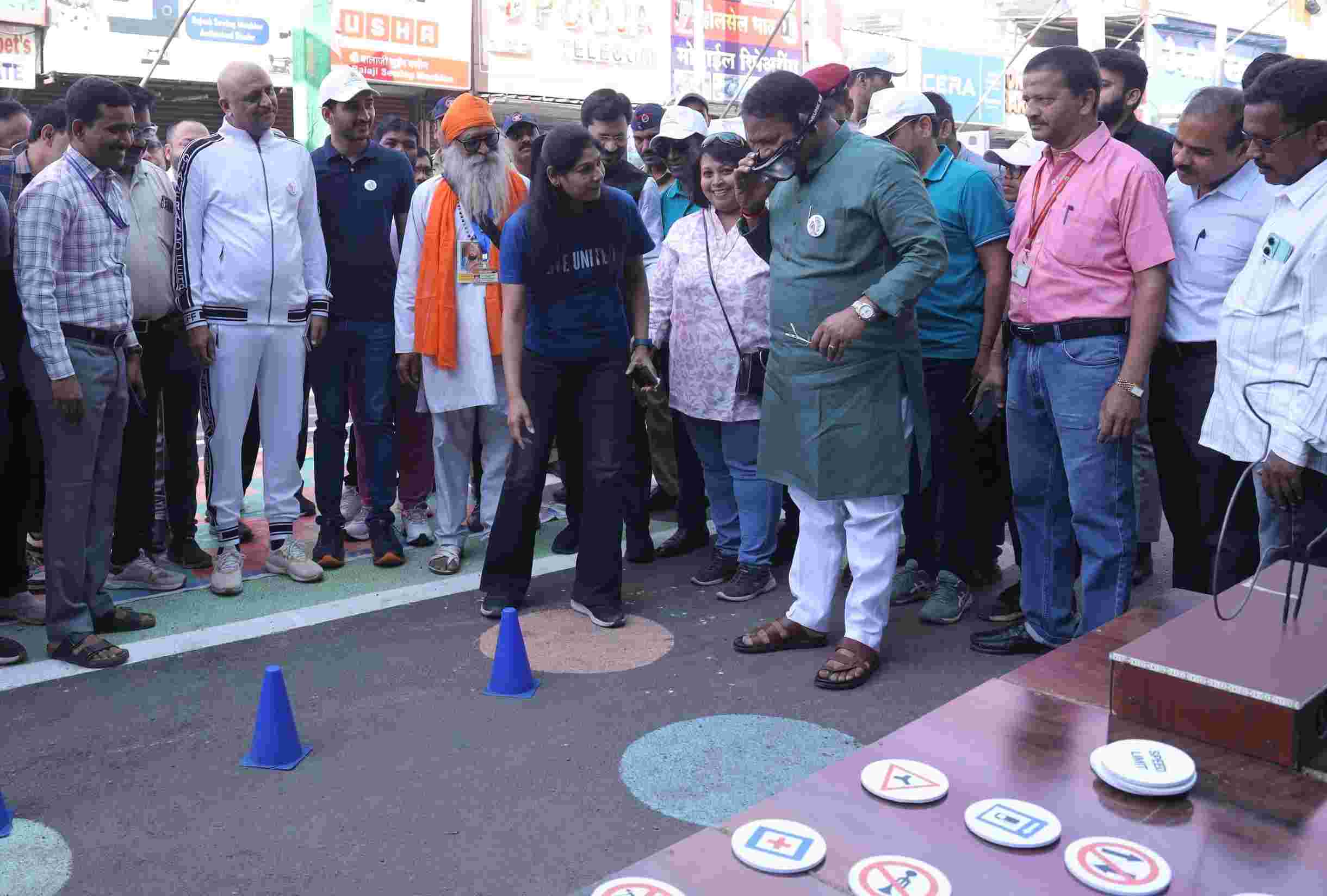 पिंपरी बाजारपेठेतील वाहन मुक्त दिवसाचे आयोजन इतर ठिकाणीही करा - खा. बारणे...