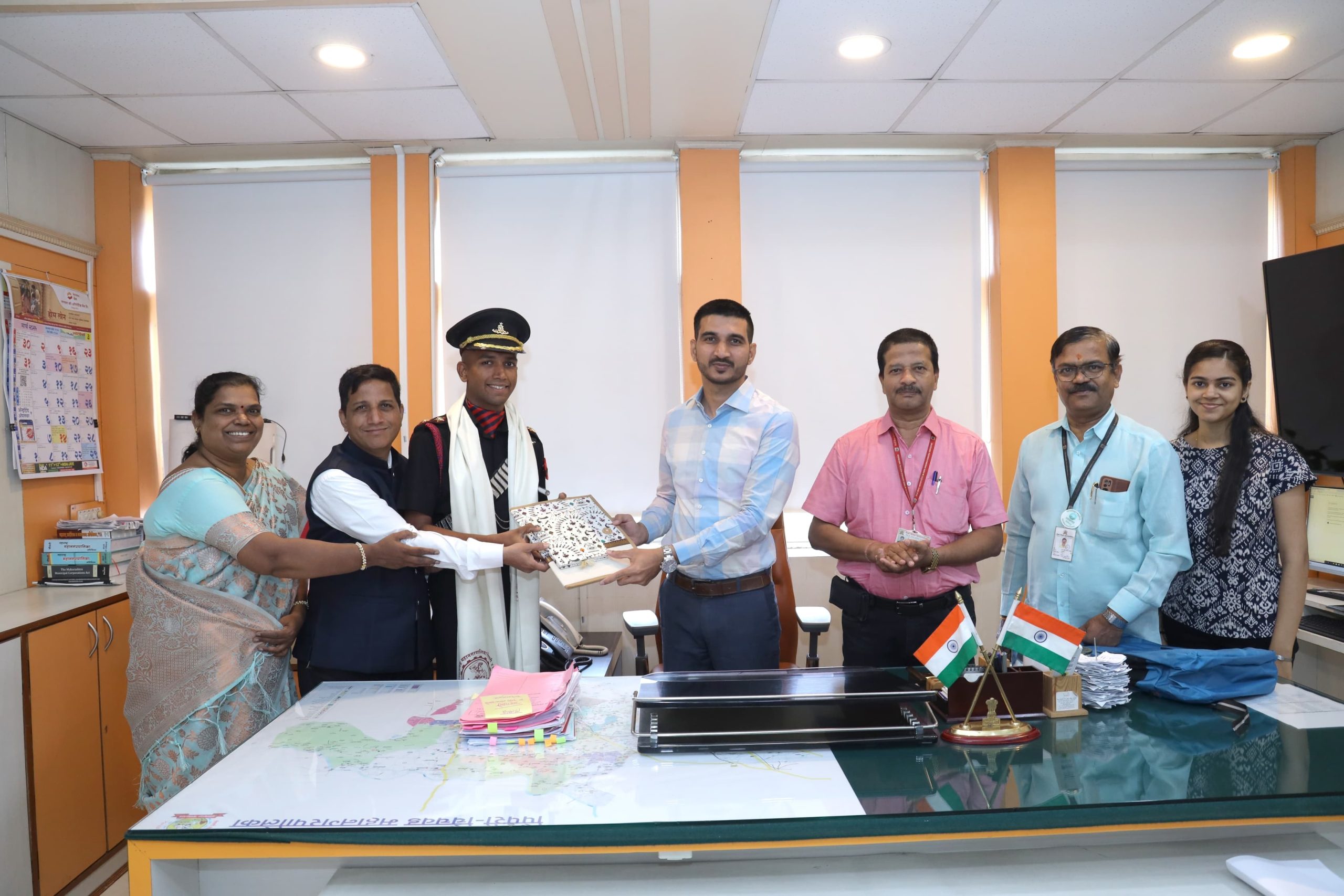 भारतीय सैन्य दलात लेफ्टनंट पदी निवड झाल्याबद्दल चिंतामण बुरसेचा सन्मान...