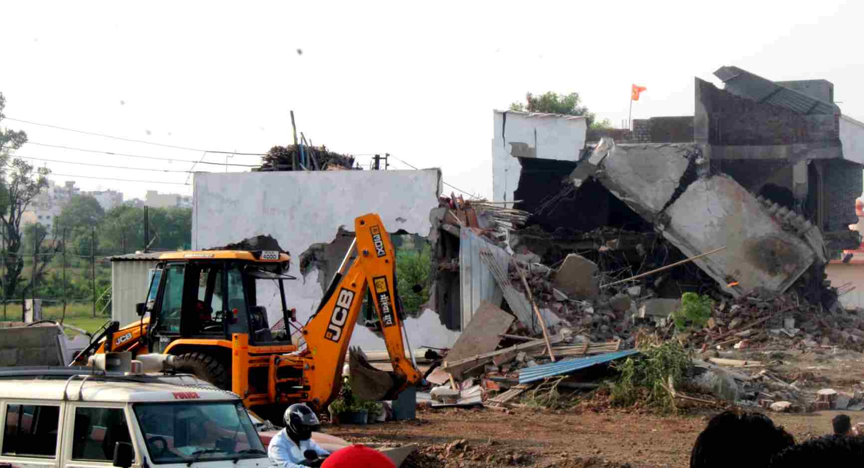 थेरगावातील गुजरनगरमध्ये अनधिकृत बांधकामांवर कारवाई...