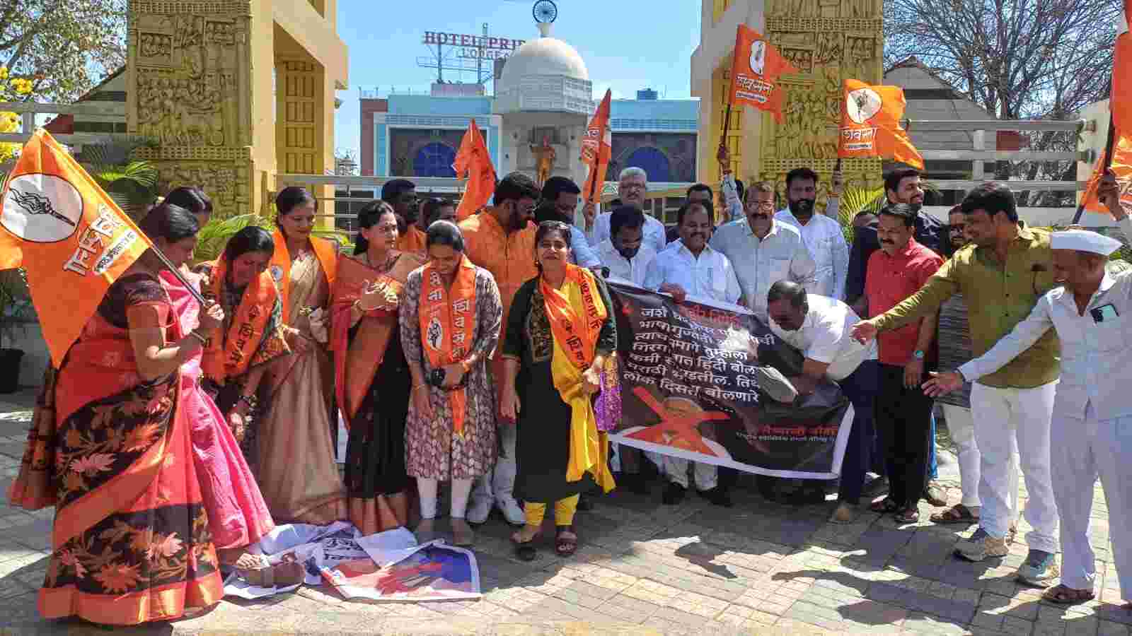 भैय्याजी जोशी यांच्या वक्तव्याच्या निषेधार्थ शिवसेना (ठाकरे) पक्षाकडून पिंपरीत जोडे मारो आंदोलन...