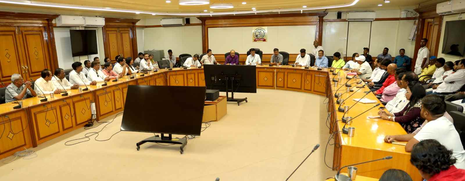 पिंपरीतील महापुरुषांच्या पुतळ्यावर हेलिकॉप्टरद्वारे पुष्पवृष्टी करा..