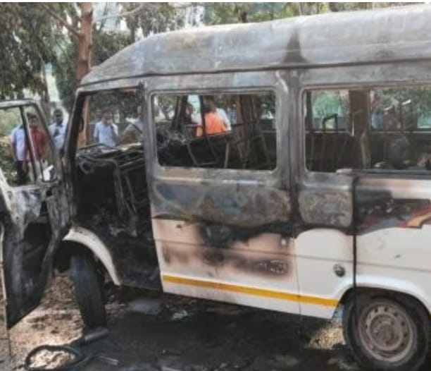 हिंजवडीत टेम्पो ट्रँव्हलर जळून खाक; चौघांचा होरपळून मृत्यू...