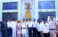 एकता कर्मचारी संघटनेकडून पुतळ्यावर हेलिकॉप्टरद्वारे पुष्पवृष्टी..
